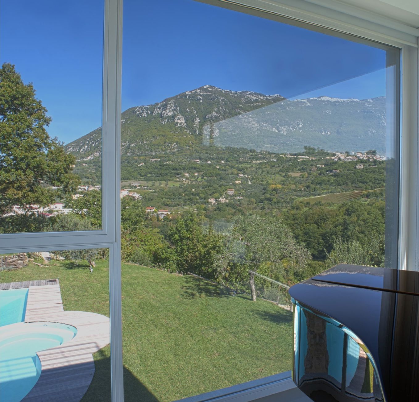 Residenza privata, Melizzano — Grandi vetrate in acciaio sul paesaggio