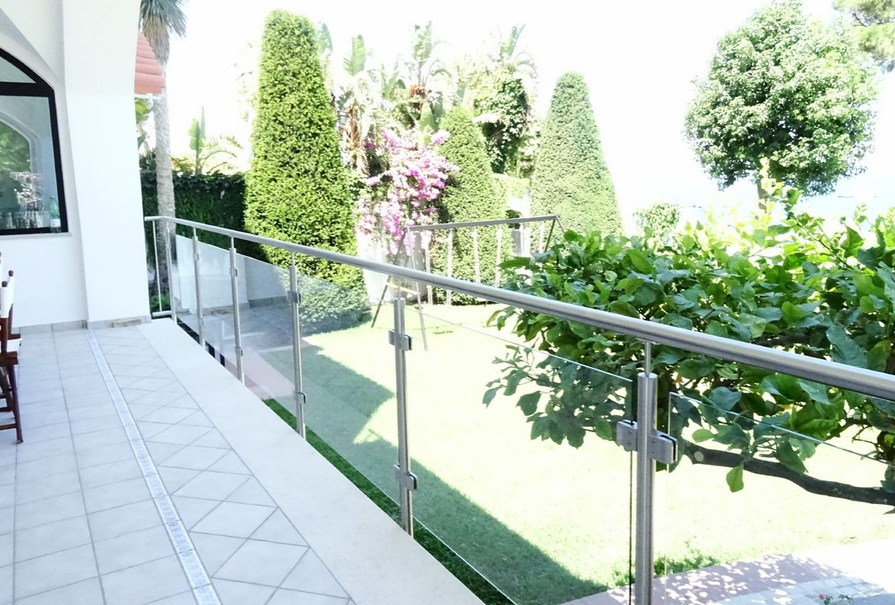Residenza privata, Ischia — Parapetto in vetro sulla terrazza