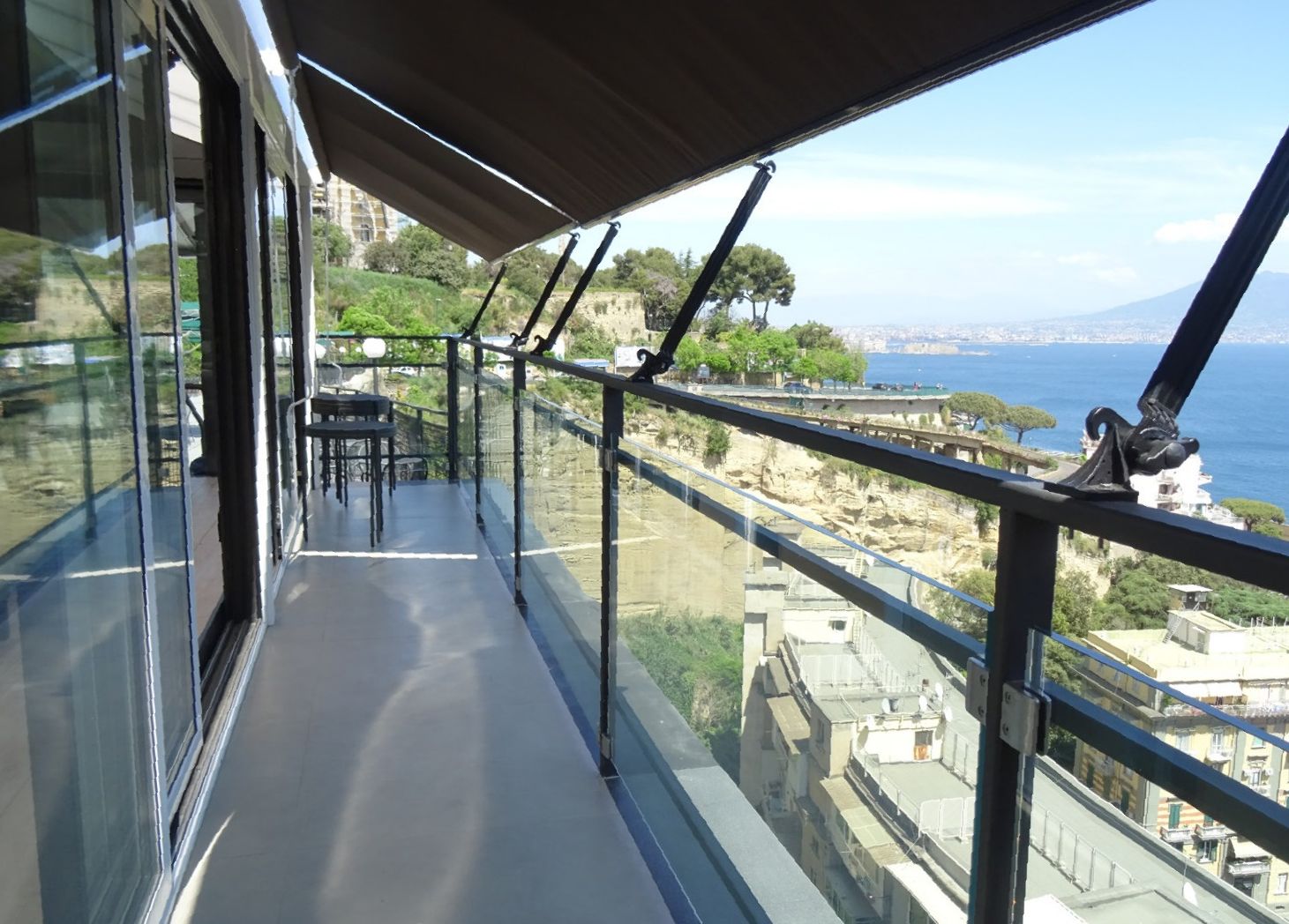 Miranapoli, Napoli — Parapetto in vetro e ferro sul panorama