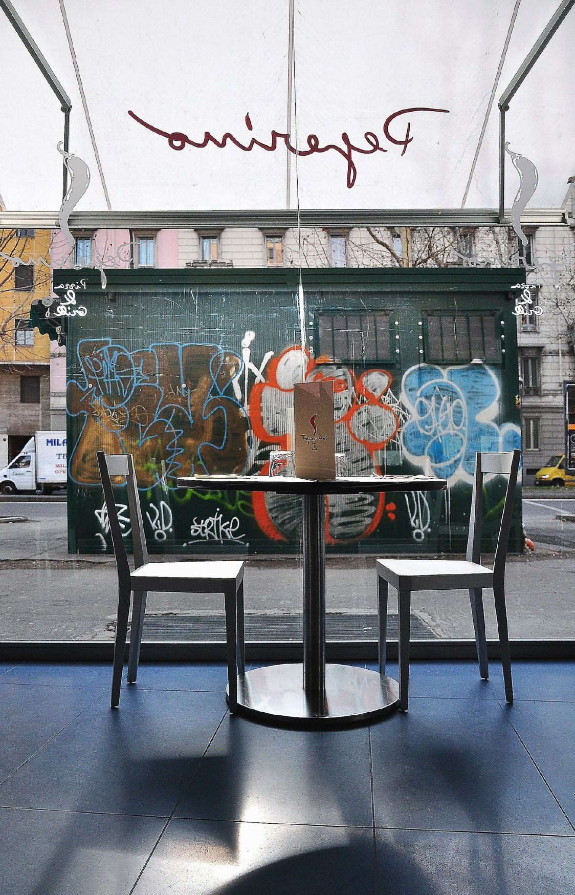 Ristorante Peperino, Milano — Vetrate in acciaio dall’interno