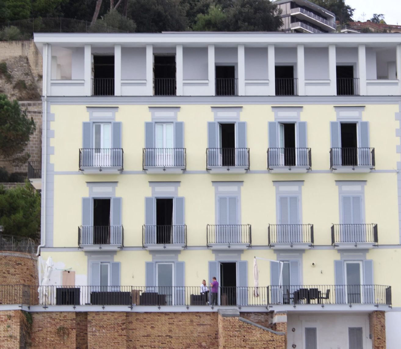 Villa Luisa, Posillipo, Napoli — La facciata con le persiane blindate